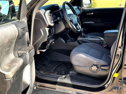 Used 2019 Toyota Tacoma TRD Sport image 10