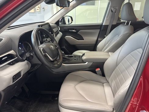 Used 2022 Toyota Highlander XLE image 11