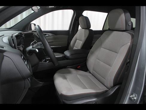 Used 2025 Chevrolet Traverse LT w/ Driver Confidence Package FWD image 5