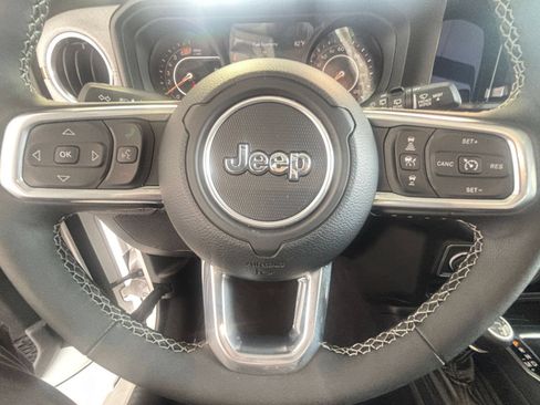 Used 2025 Jeep Wrangler Unlimited Sahara AWD/4WD image 28