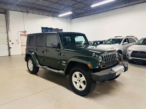Used 2011 Jeep Wrangler Unlimited Sahara w/ Dual Top Group AWD/4WD image 4