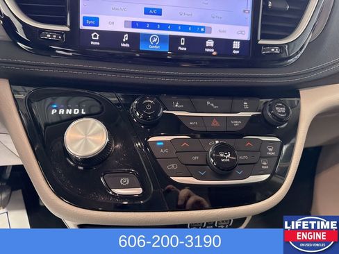 Used 2023 Chrysler Pacifica Touring-L FWD image 18