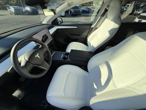 Used 2024 Tesla Model Y Long Range AWD/4WD image 9