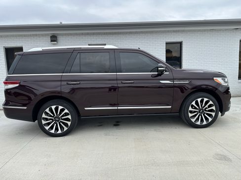 Used 2023 Lincoln Navigator Reserve AWD/4WD image 12