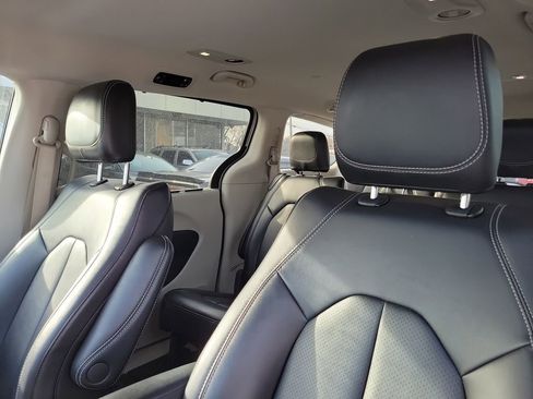 Used 2024 Chrysler Pacifica Touring-L image 20