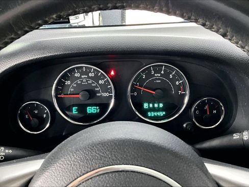 Used 2018 Jeep Wrangler Unlimited Sahara AWD/4WD image 13