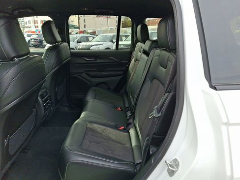 Used 2024 Jeep Grand Cherokee Altitude image 10