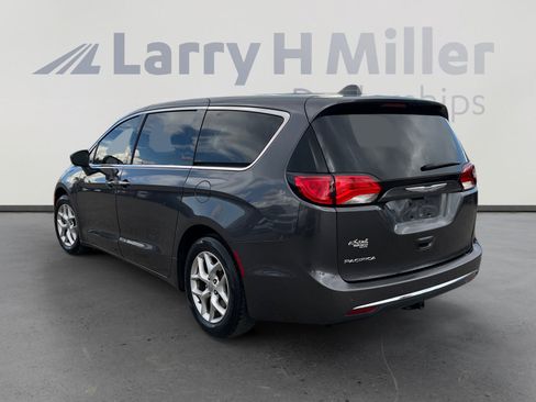 Used 2018 Chrysler Pacifica Touring Plus w/ Tire & Wheel Group FWD image 3