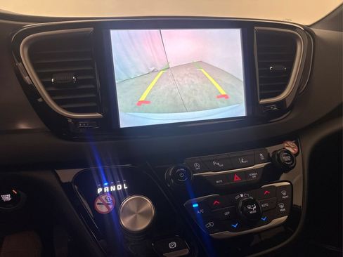 Used 2025 Chrysler Pacifica Select FWD image 38