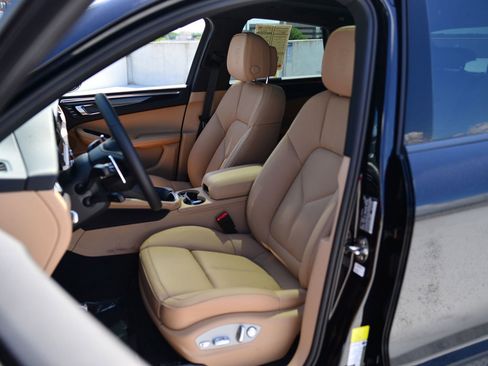 Certified 2025 Porsche Macan image 5