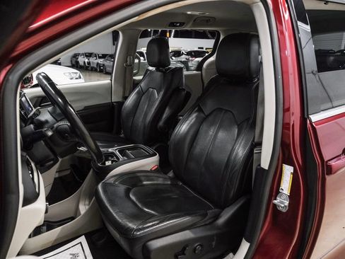 Used 2020 Chrysler Pacifica Touring-L image 32