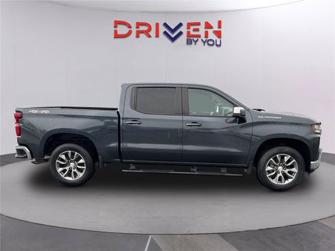 Used 2022 Chevrolet Silverado 1500 LT AWD/4WD image 3