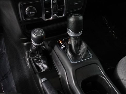 Used 2024 Jeep Wrangler Unlimited image 15