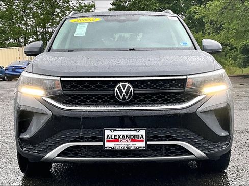 Used 2023 Volkswagen Taos SE w/ Panoramic Sunroof Package AWD/4WD image 3