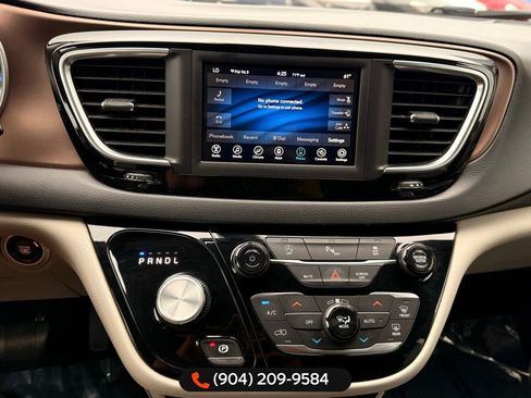 Used 2019 Chrysler Pacifica Touring-L image 18