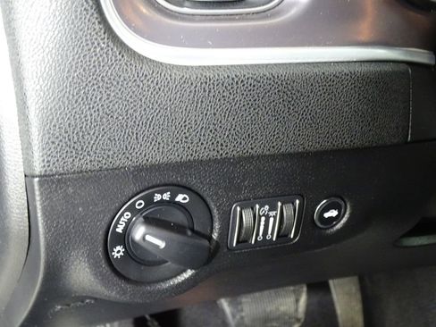 Used 2019 Dodge Charger SXT image 17