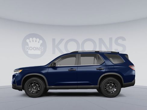 Used 2025 Honda Pilot TrailSport image 2