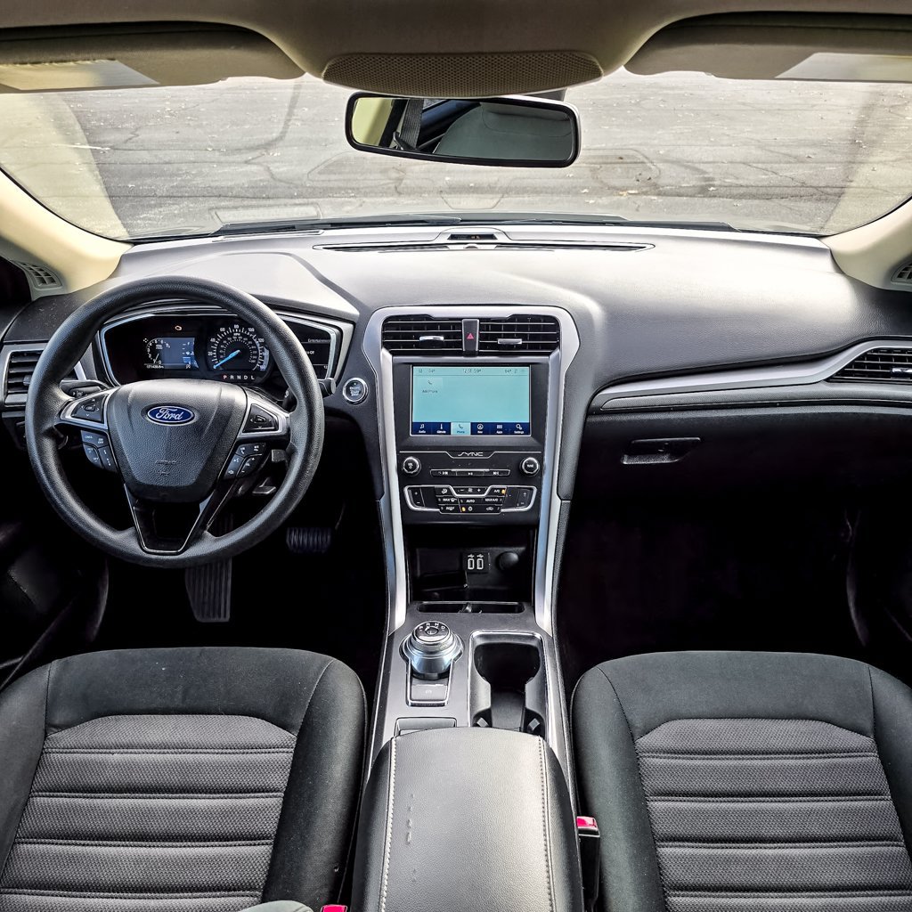 Used 2020 Ford Fusion SE FWD image 2