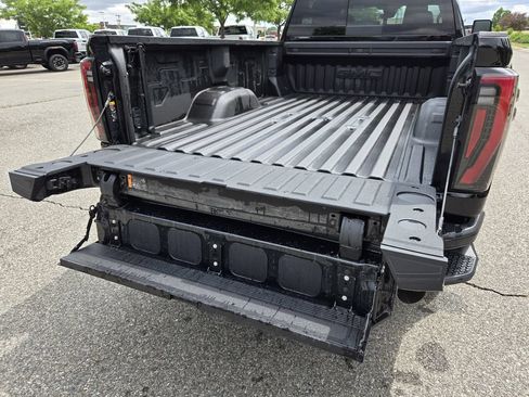 Used 2025 GMC Sierra 3500 AT4 w/ Technology Package AWD/4WD image 9