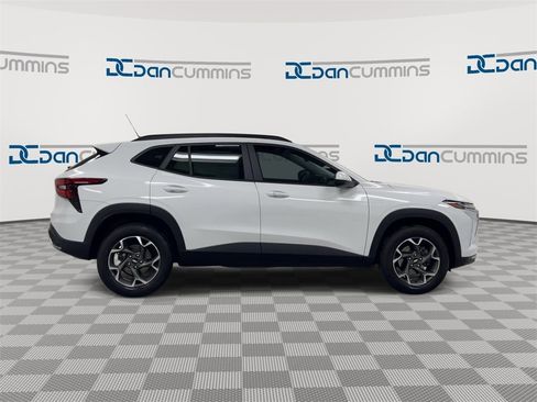 Used 2024 Chevrolet Trax LT w/ Driver Confidence Package image 9