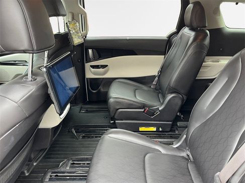 Used 2022 Kia Carnival SX image 14