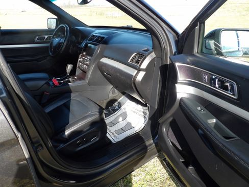 Used 2016 Ford Explorer XLT w/ Equipment Group 202A image 12
