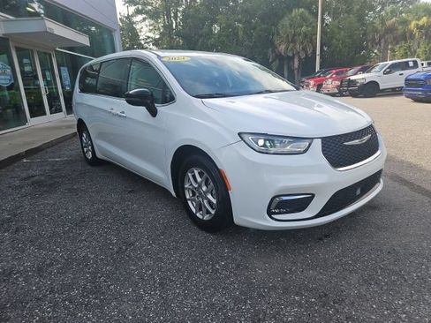 Used 2024 Chrysler Pacifica Touring-L FWD image 10