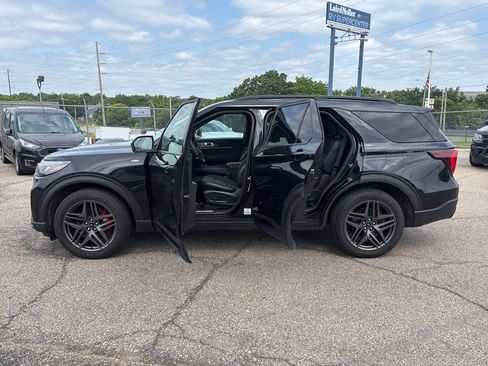 Used 2025 Ford Explorer ST-Line w/ ST-Line Street Pack AWD/4WD image 4