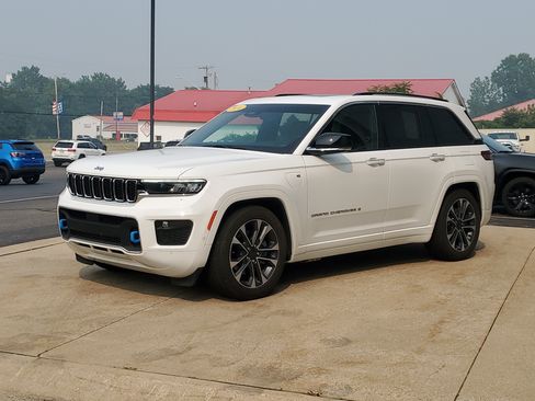 Used 2024 Jeep Grand Cherokee Overland w/ Luxury Tech Group IV AWD/4WD image 2