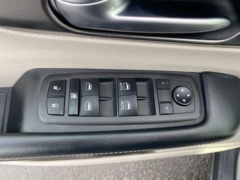 Used 2023 Chrysler Pacifica Touring-L image 10