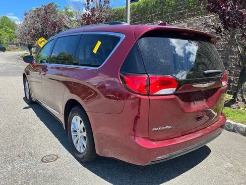 Used 2017 Chrysler Pacifica Touring-L FWD image 6