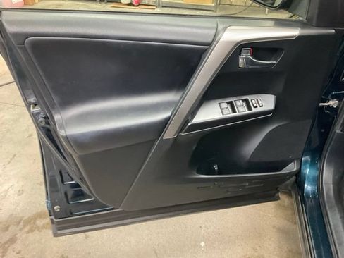 Used 2017 Toyota RAV4 XLE FWD image 5