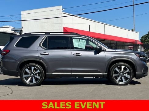 Used 2024 Honda Pilot Touring image 3