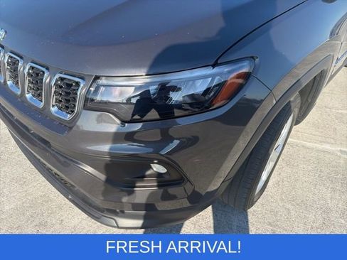 Used 2024 Jeep Compass Latitude image 4