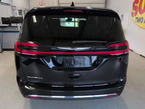 Used 2025 Chrysler Pacifica Select FWD image 4