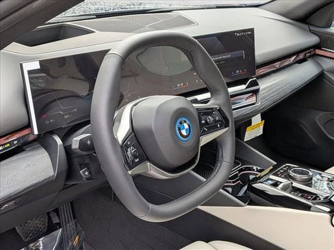 New 2026 BMW i5 eDrive40 image 3