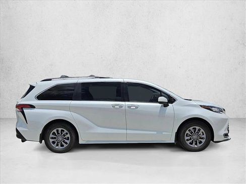 Used 2022 Toyota Sienna XLE FWD image 4