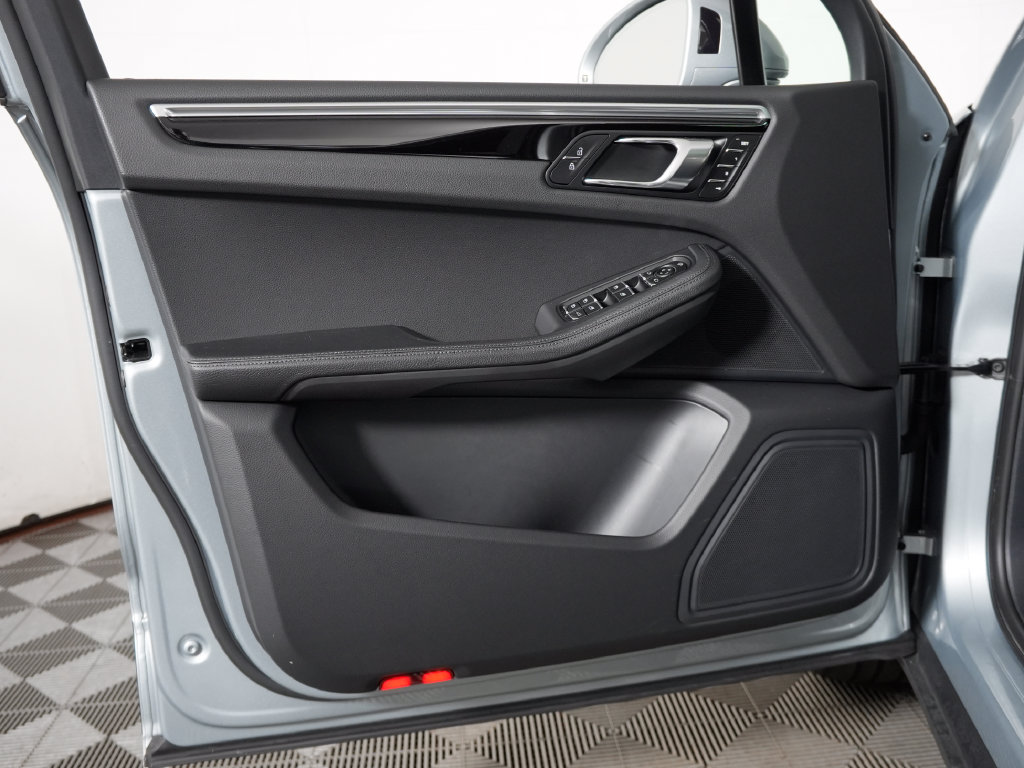 Certified 2023 Porsche Macan Turbo AWD/4WD image 17