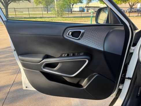 Used 2025 Kia Soul LX w/ LX Technology Package FWD image 18