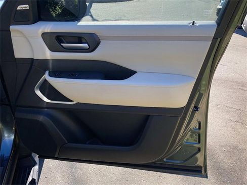 Used 2025 Nissan Armada Platinum image 38