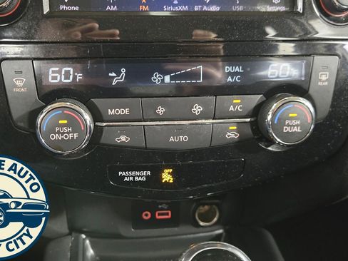 Used 2019 Nissan Rogue SV image 15