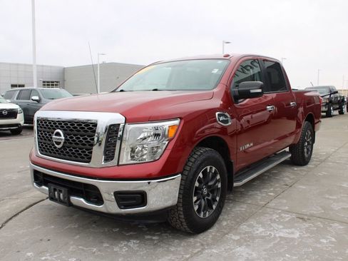 Used 2017 Nissan Titan SV image 3