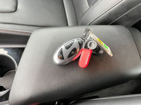 Used 2025 Hyundai Elantra Limited image 22