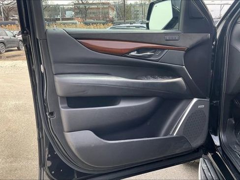 Used 2019 Cadillac Escalade Luxury AWD/4WD image 23