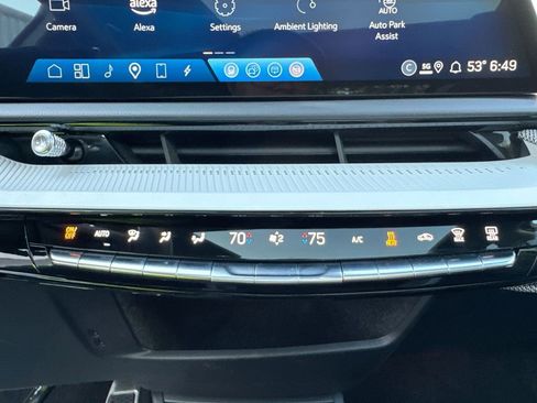 Used 2025 Cadillac Optiq Luxury 1 image 24