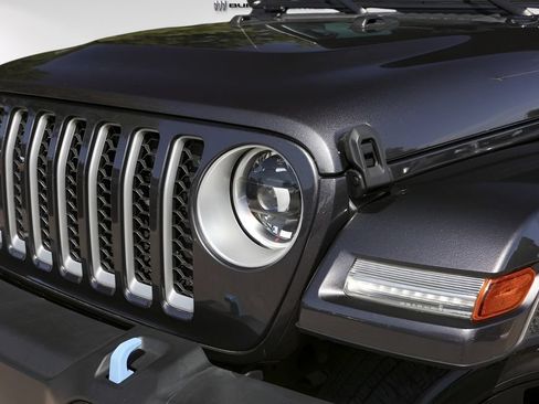 Used 2023 Jeep Wrangler Unlimited Sahara w/ Cold Weather Group AWD/4WD image 33