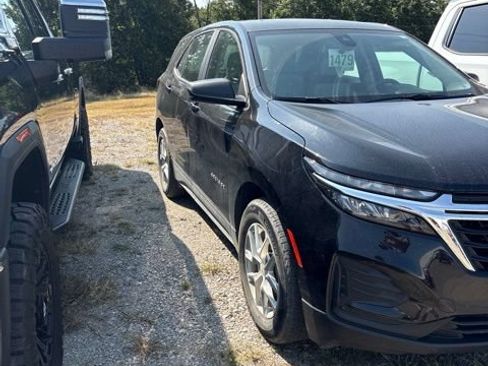 Used 2023 Chevrolet Equinox LS FWD image 3