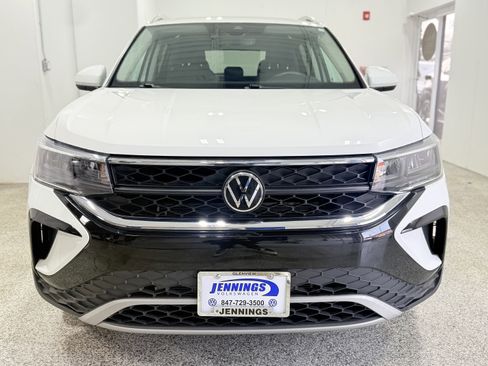 Certified 2022 Volkswagen Taos SE image 2