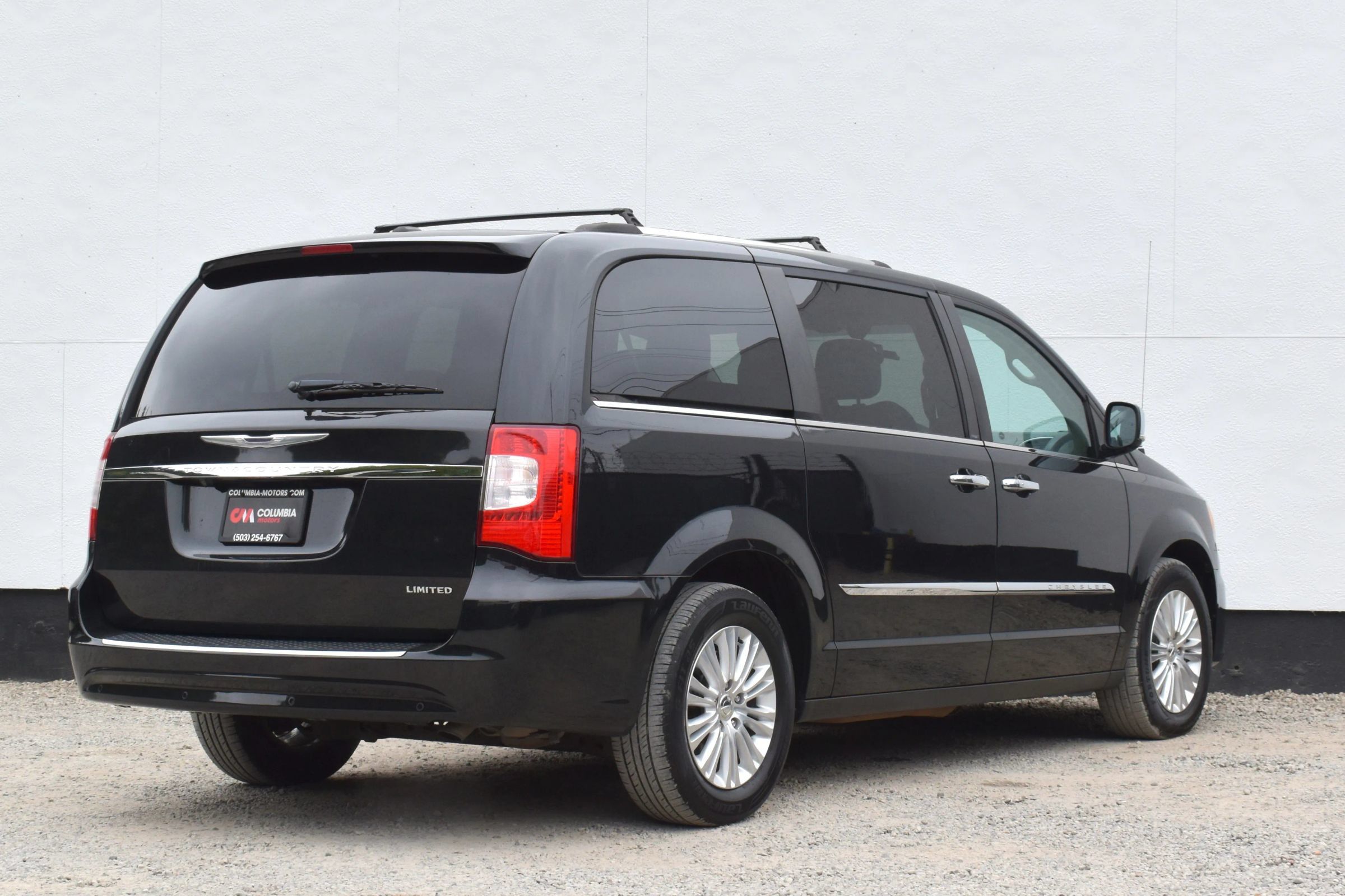 Used 2014 Chrysler Town & Country Limited w/ Luxury Group FWD image 5