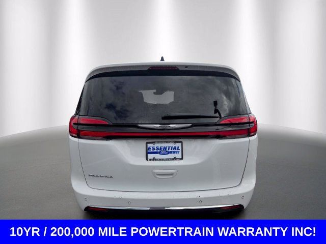 Used 2024 Chrysler Pacifica Touring-L FWD image 4